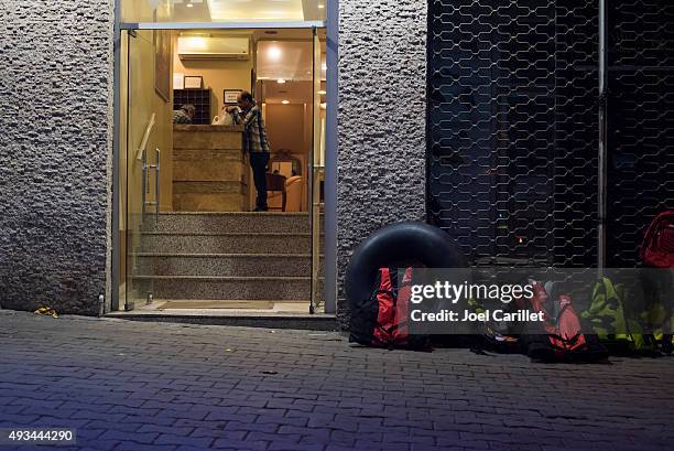 life jackets for refugees going to greece - human trafficking stockfoto's en -beelden