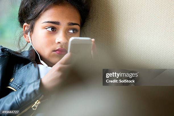 adolescent sur son téléphone portable - cyber harcèlement photos et images de collection