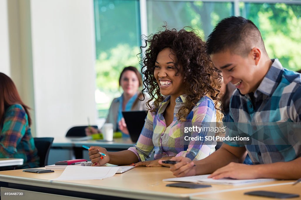 Divers étudiants souriant ensemble à classe