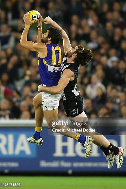 Josh Kennedy of the Eagles competes for the ball against Tyson Goldsack of the Magpies during the round 10 AFL match between the Collingwood Magpies...