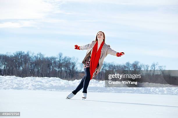 adolescente patinaje artístico sobre hielo en invierno lago hielo, de minneapolis - patinaje artístico fotografías e imágenes de stock