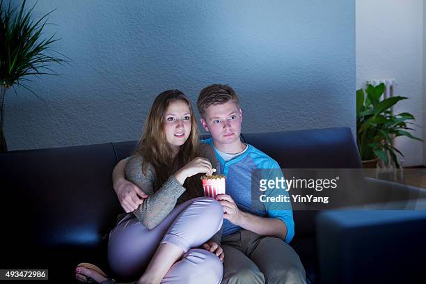 pareja joven viendo tv juntos - youth 2015 film fotografías e imágenes de stock