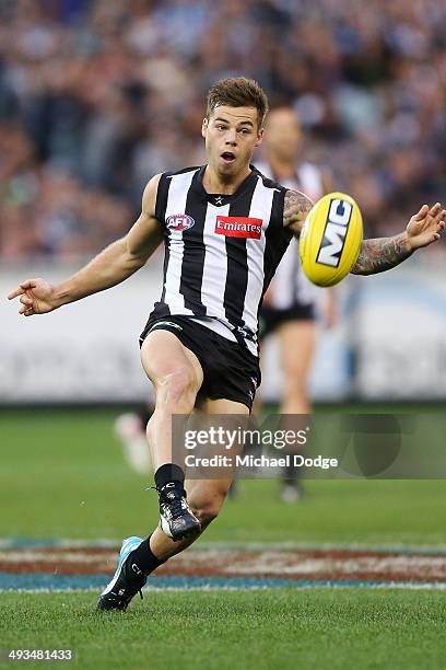 Jamie Elliott of the Magpies kicks the ball during the round 10 AFL match between the Collingwood Magpies and West Coast Eagles at Melbourne Cricket...