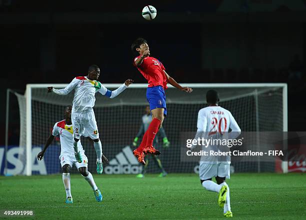 Oh Sehun of Korea Republic heads the ball during the FIFA U-17 World Cup Group B match between Korea Republic and Guinea at Estadio La Portada on...