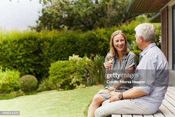 couple enjoying wine - wijn tuin stockfoto's en -beelden