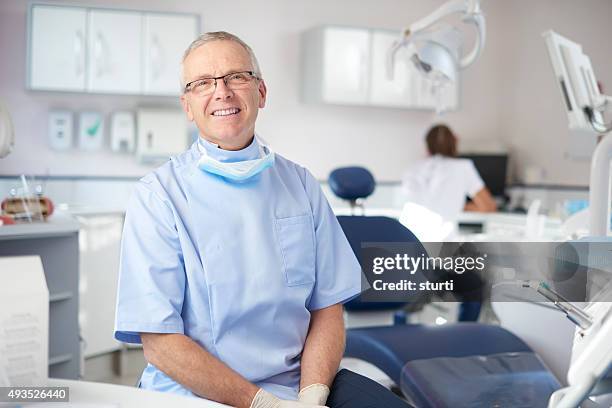 macho maduro retrato de dentista - dentista imagens e fotografias de stock