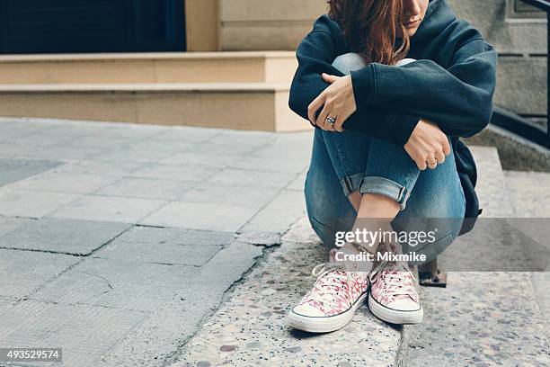 ein deprimierter und trauriger mädchen - downsizing unemployment stock-fotos und bilder