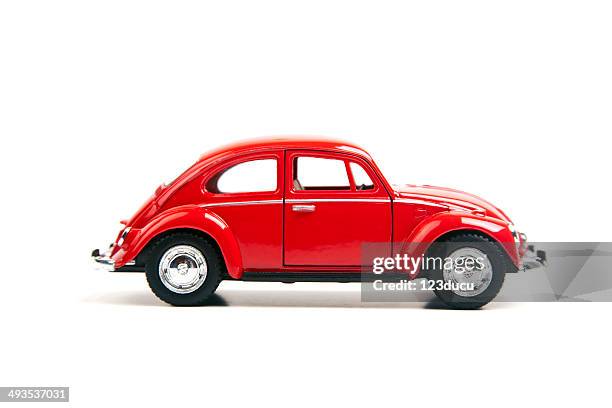 red volkswagen beetle - toy car 個照片及圖片檔