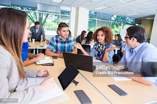 diverse college students brainstorming during study session - cute college girl stockfoto's en -beelden