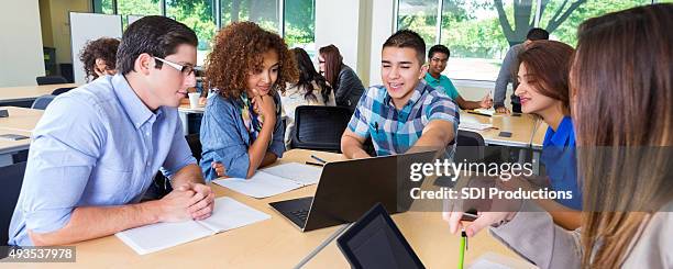 college studieren gruppen-brainstorming zusammen in parlamentarischer oder bibliothek - project high school stock-fotos und bilder