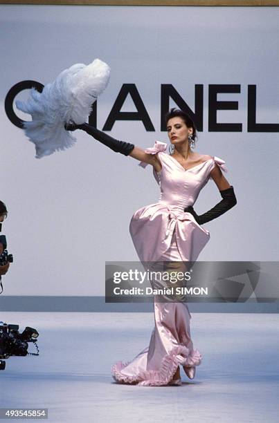 Model Inès de La Fressange walks the runway during the Chanel show Haute Couture Fall/Winter 1987/1988 in Paris, France, on July 27, 1987.