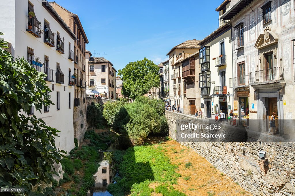 Pasillo junto al río en Granada, España