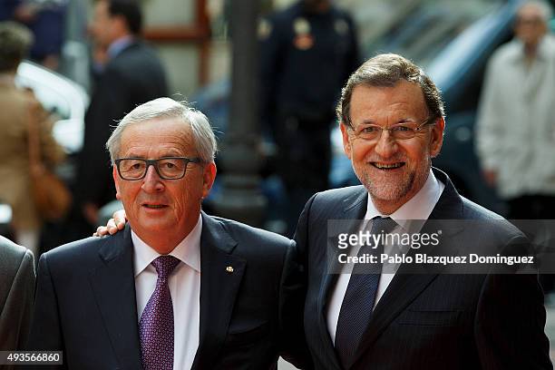 European Commission President Jean-Claude Juncker poses for photographers with Spanish Prime Minister Mariano Rajoy at their arrival to the Premio...