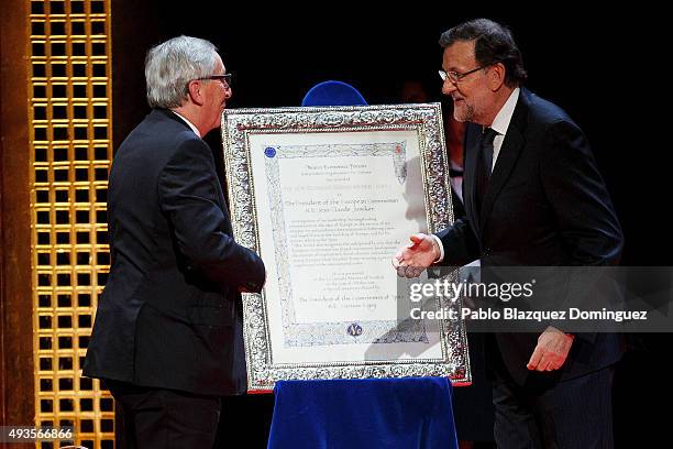 Spanish Prime Minister Mariano Rajoy offers the Nueva Economia Forum Award to the European Commission President Jean-Claude Juncker during the Premio...