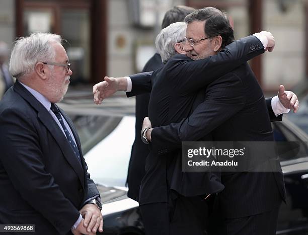 Spanish Prime Minister Mariano Rajoy welcomes the European Commission President Jean-Claude Juncker before offering the Nueva Economia Forum Award to...