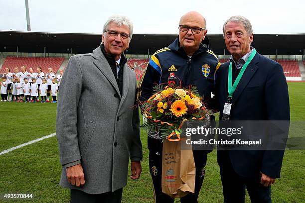 Rolf Hocke, president of the Hesse Football Federation and Bertram Hilgen, mayor of Kassel honour head coach Calle Barrling of Sweden winning the...