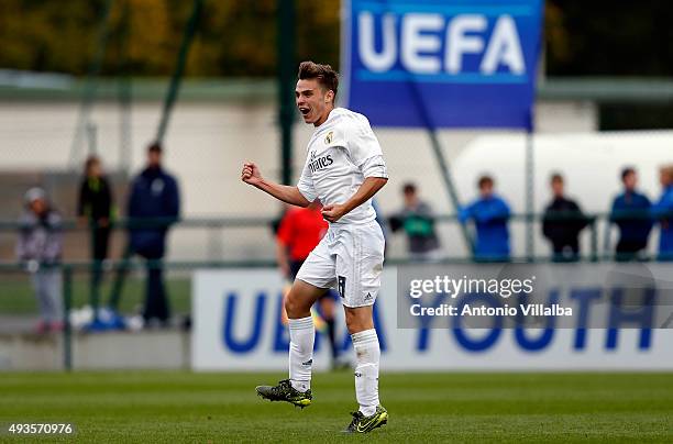 Aleix Febas of Real Madrid celebrates his goal during the UEFA Youth League match between Paris Saint-Germain and Real Madrid at Stade...