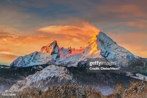 watzmann bei sonnenaufgang-alpen - alpenglow stock-fotos und bilder