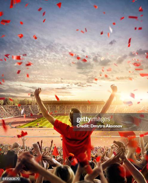 fans beim olympischen stadion mit running-titel - fussballstadion stock-fotos und bilder