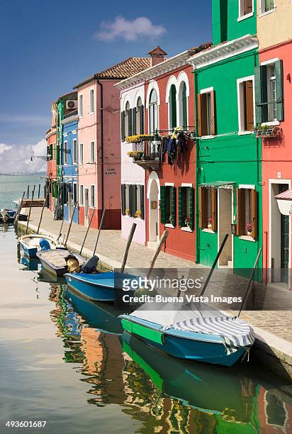 pastel color houses over channel in burano - burano foto e immagini stock