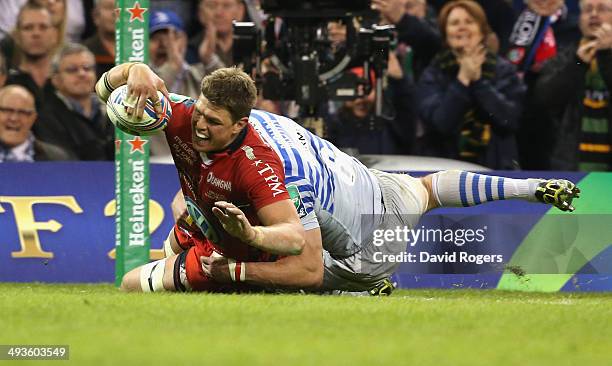 Juan Smith of Toulon dives over for a try during the Heineken Cup Final between Toulon and Saracens at the Millennium Stadium on May 24, 2014 in...