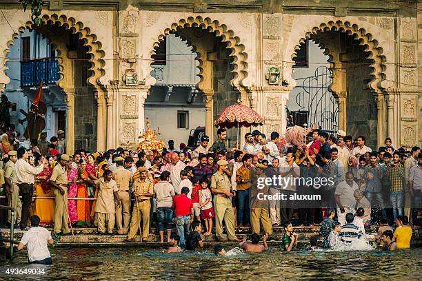 menschenmenge baden in pichola see udaipur indien - ghat stock-fotos und bilder