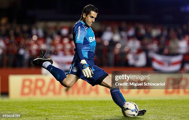 Goalkeeper Marcelo Grohe of Gremio, run with the ball during a match between Sao Paulo and Gremio of Brasileirao Series A 2014 at Morumbi Stadium on...