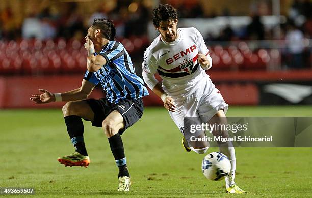 Alexandre Pato of Sao Paulo fights for the ball with Para of Gremio, during a match between Sao Paulo and Gremio of Brasileirao Series A 2014 at...