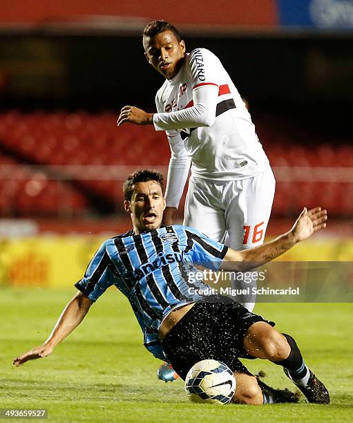 Reinaldo of Sao Paulo fights for the ball with Matheus of Gremio, during a match between Sao Paulo and Gremio of Brasileirao Series A 2014 at Morumbi...