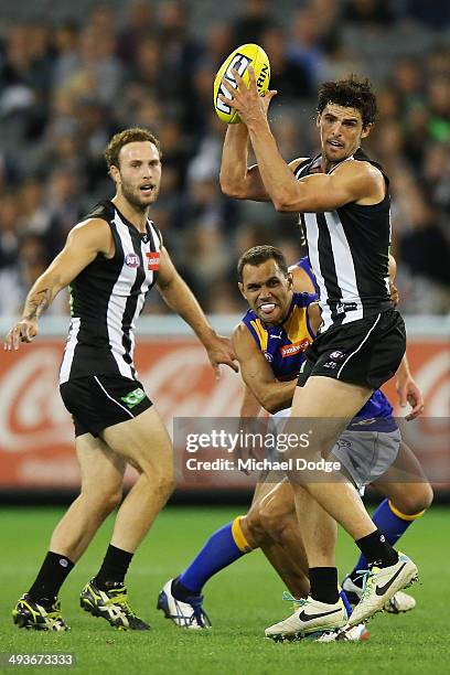 Scott Pendlebury of the Magpies ooks upfield with the ball during the round 10 AFL match between the Collingwood Magpies and West Coast Eagles at...