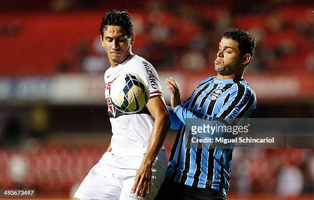 Ganso of Sao Paulo fights for the ball with Edinho of Gremio, during a match between Sao Paulo and Gremio of Brasileirao Series A 2014 at Morumbi...