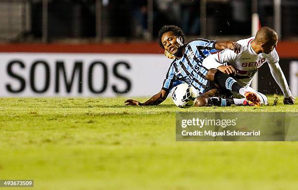 Luis Fabiano of Sao Paulo fights for the ball with Ze Roberto of Gremio, during a match between Sao Paulo and Gremio of Brasileirao Series A 2014 at...