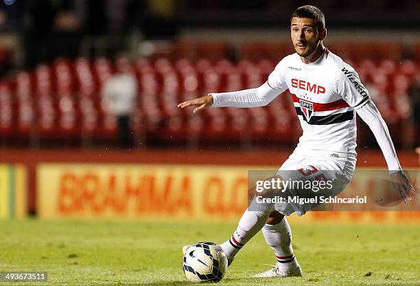 Boschilia of Sao Paulo, run with the ball during a match between Sao Paulo and Gremio of Brasileirao Series A 2014 at Morumbi Stadium on May 24, 2014...