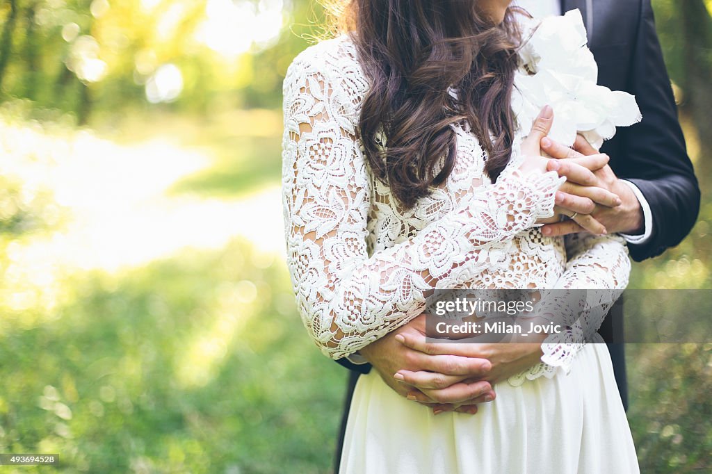 Sposo che abbracciava la sposa