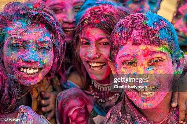 group of happy indian children playing holi, desert village, india - holi phagwa stockfoto's en -beelden