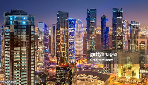 panorama-blick auf die skyline von doha, katar - doha skyline stock-fotos und bilder