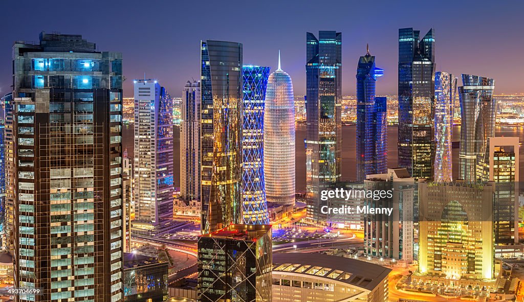 Panorâmica vista noturna do horizonte de Doha, Qatar
