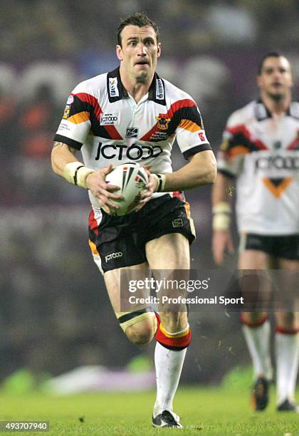 Jamie Peacock of Bradford runs with the ball during the Engage Super league Grand Final between Leeds Rhinos and Bradford Bulls at Old Trafford on...