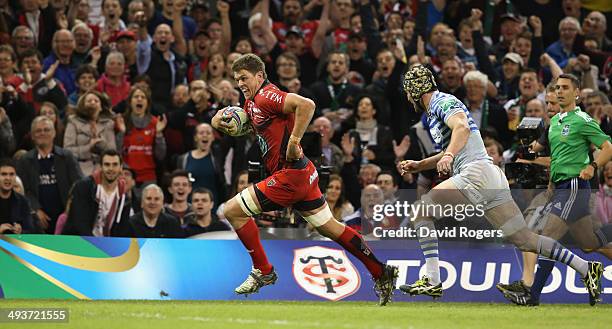 Juan Smith of Toulon breaks away to score a try during the Heineken Cup Final between Toulon and Saracens at the Millennium Stadium on May 24, 2014...