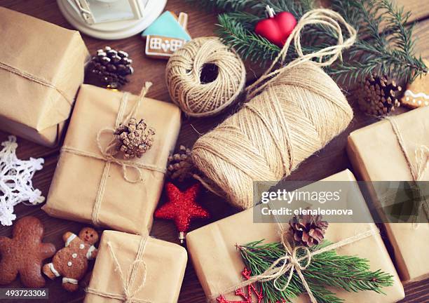 caixa de presente em fundo de madeira - new year gifts imagens e fotografias de stock