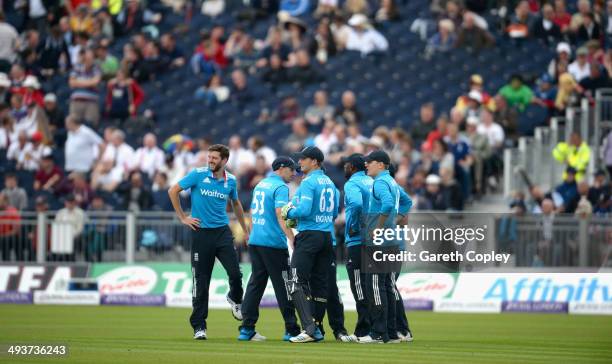 England huddle after dismissing Angelo Mathews of Sri Lanka during the 2nd Royal London One Day International match between England and Sri Lanka at...