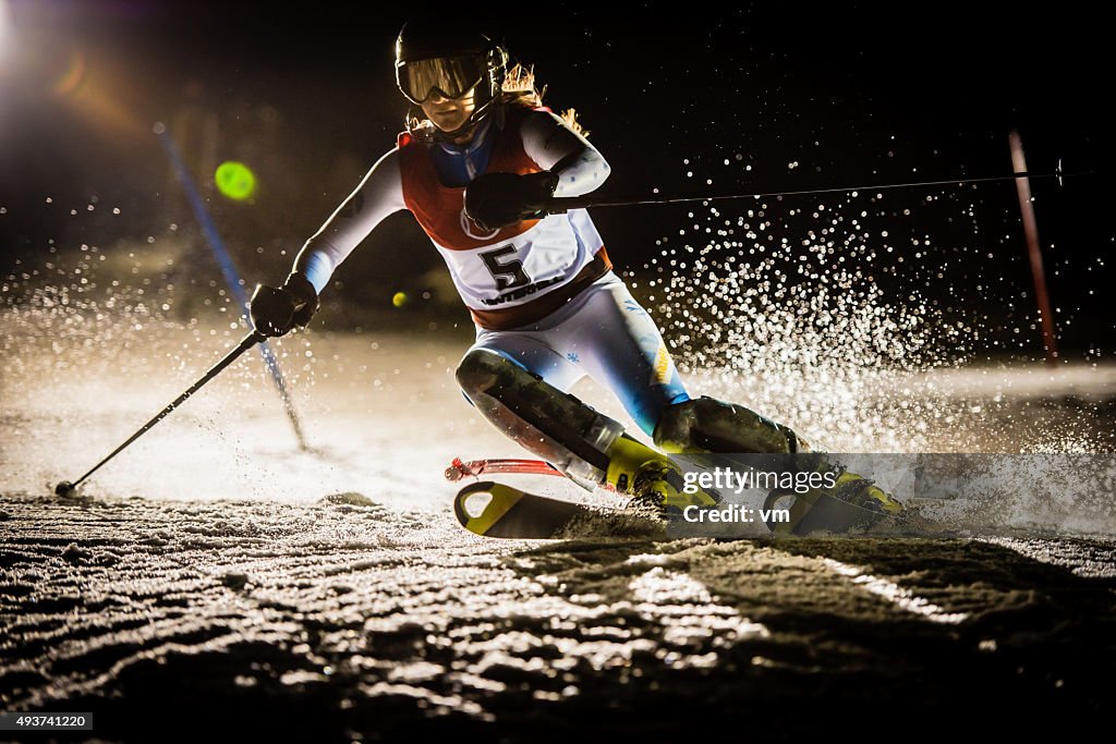 Nachtaufnahme von einem professionellen Alpine Skifahrer