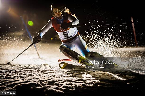 nachtaufnahme von einem professionellen alpine skifahrer - ski alpin stock-fotos und bilder