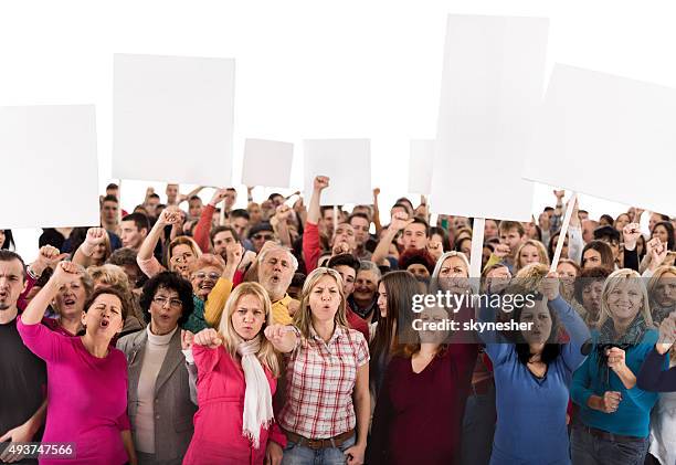 gruppe von verärgert personen holding banner und blick in die kamera - women protest stock-fotos und bilder