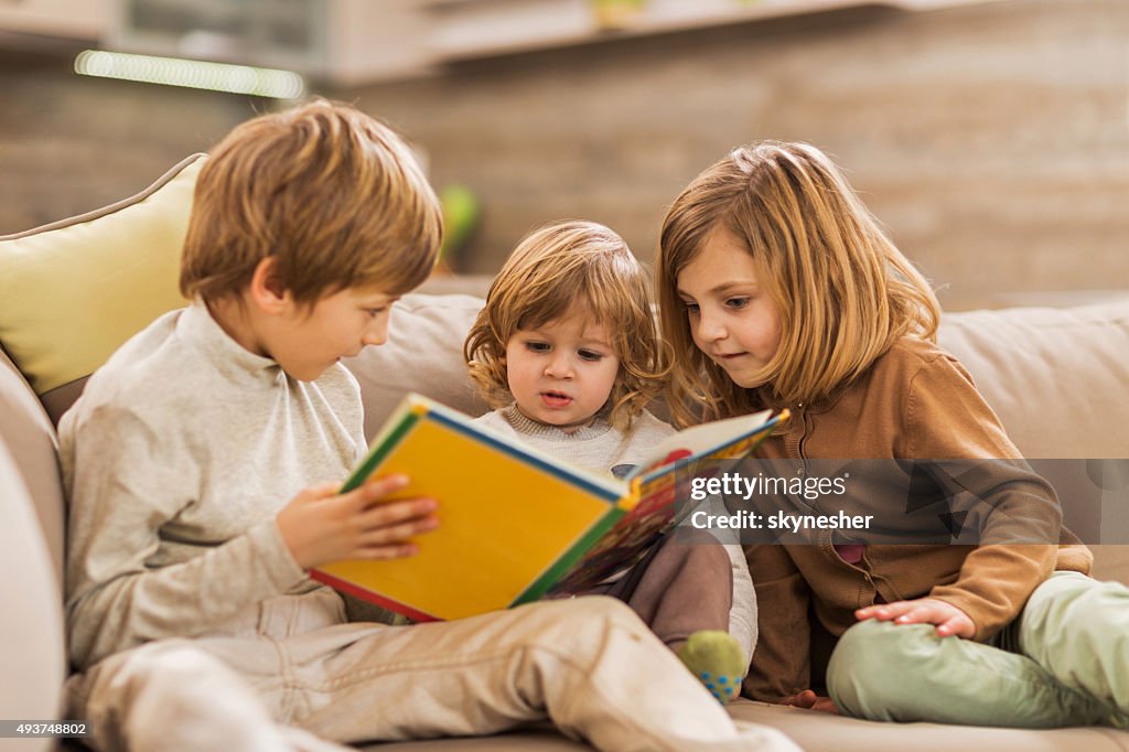 Kinder lesen Bilderbuch wie zu Hause fühlen.