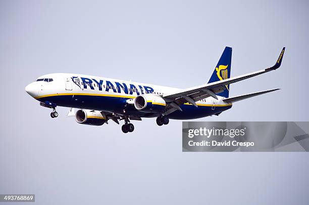 avião boeing 737-800 ryanair - ryanair imagens e fotografias de stock