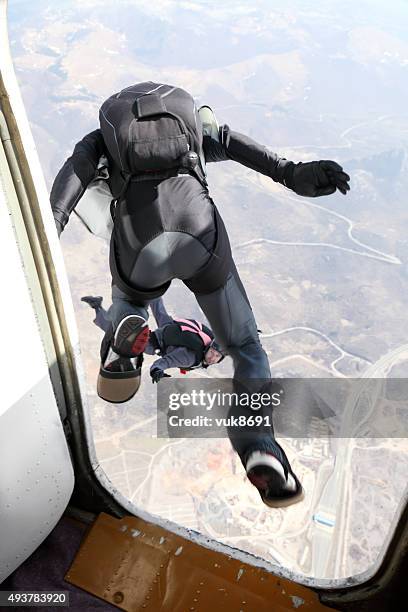 saut - parachutiste photos et images de collection