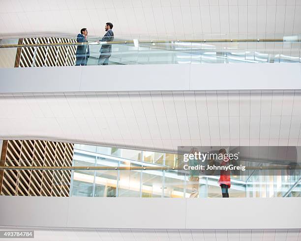 reunião de pessoas de negócios no escritório moderno em diferentes chão - height imagens e fotografias de stock