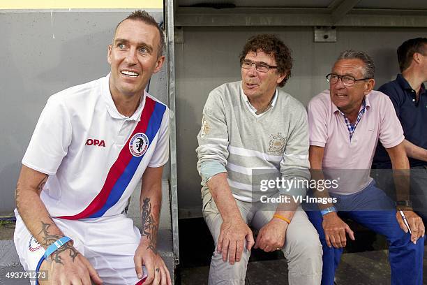 Roy Makaay of Team Fernando Ricksen, coach Willem van Hanegem of Team Fernando Ricksen, Cooky Voorn of Team Fernando Ricksen during the Fernando...