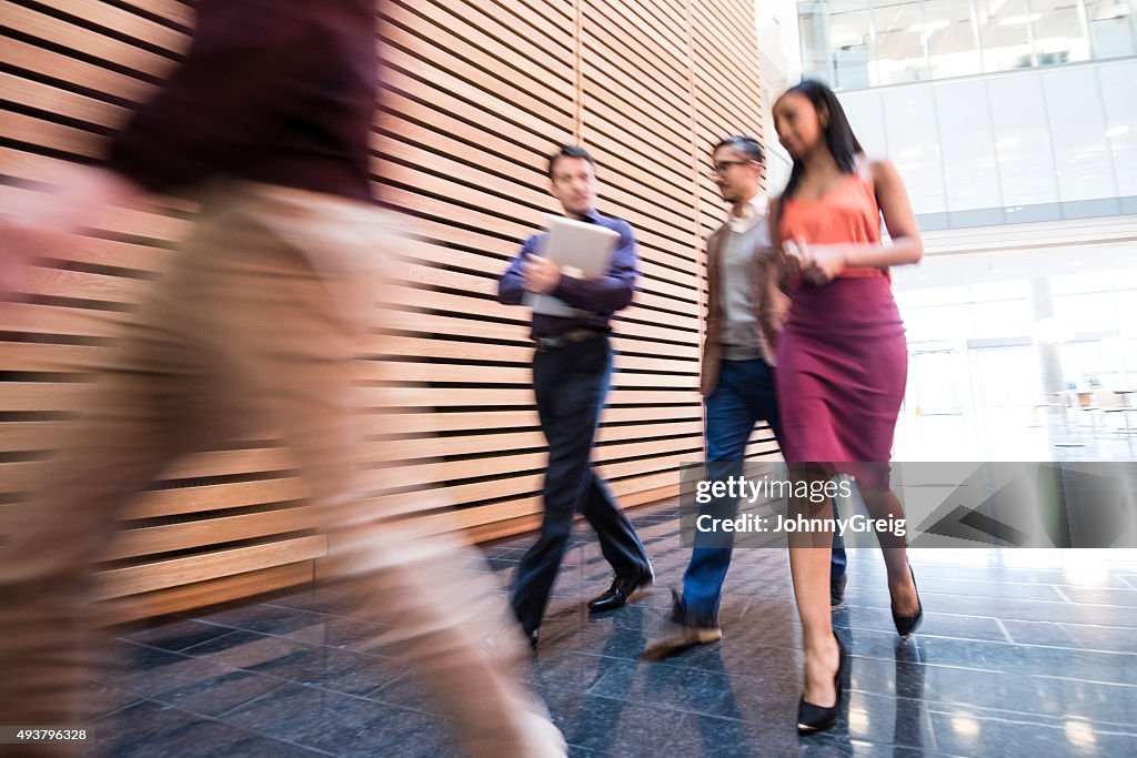 Business people walking in modernen Büro mit Bewegungsunschärfe